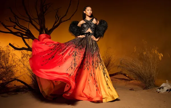 زِي برتقالي متموّج من فؤاد سركيس- الصورة من العلاقات العامة للدار