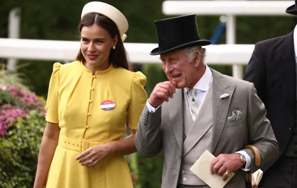 ليدي فريدريك وندسور بصحبة الملك تشارلز في لندن (Lady Frederick Windsor with King Charles in London). مصدر الصورة: HENRY NICHOLLS / AFP