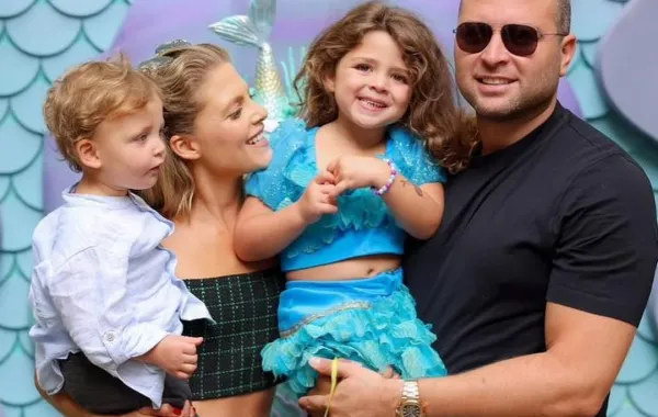 إيلي صعب جونيور وزوجته كريستينا صعب وولداهما صوفيا وإيلي- الصورة من حساب كريستينا على إنستغرام