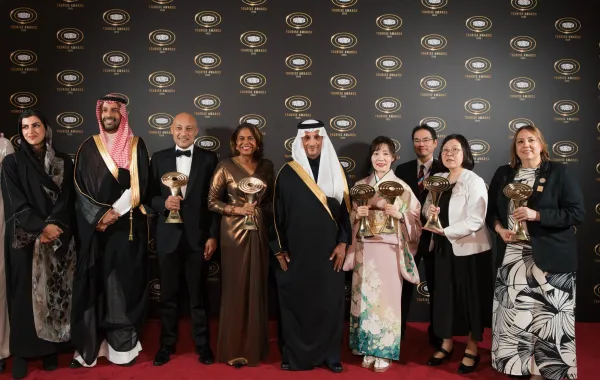 وزير السياحة رئيس مجلس إدارة منتدى TOURISE الأستاذ أحمد بن عقيل الخطيب مع الجهات الفائزة. الصورة من الحساب الرسمي لوزير السياحة على منصة x