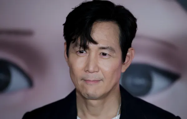 لي جونغ جاي Lee Jung-jae بطل "Nice To Not Meet You" في نيويورك . مصدر الصورة:  Leonardo Munoz / AFP