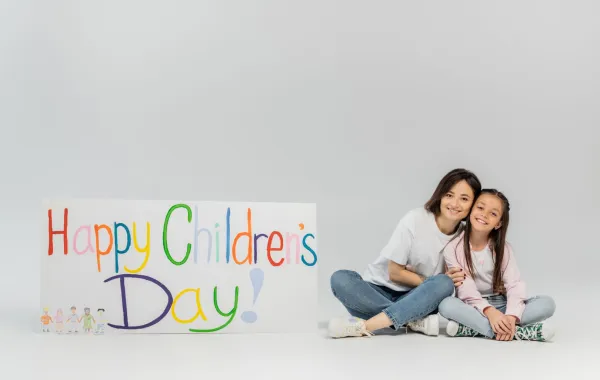 صورة أم وابنتها في اليوم العالمي للطفل