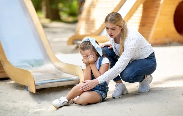 صورة لأم وطفلتها التي سقطت على الأرض