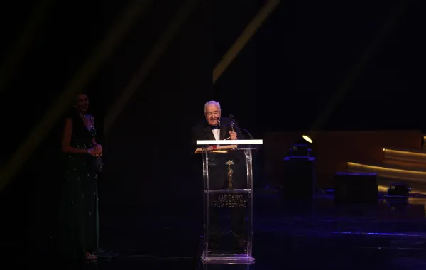 المخرج محمد عبد العزيز بعد تكريمه في مهرجان القاهرة السينمائي - الصورة من المركز الإعلامي للمهرجان