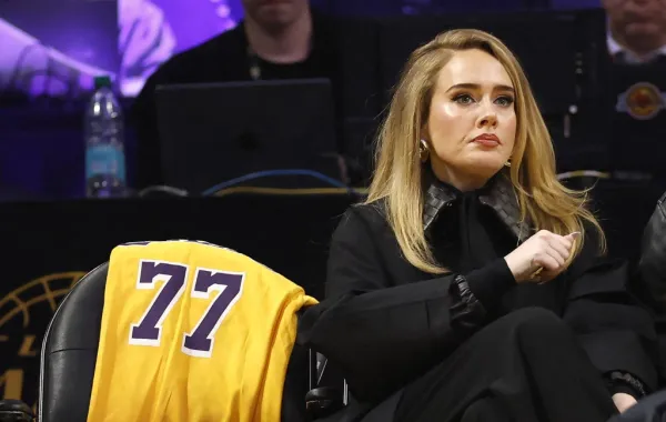 أديل في كاليفورنيا (Adele in california). مصدر الصورة: RONALD MARTINEZ / GETTY IMAGES NORTH AMERICA / Getty Images via AFP