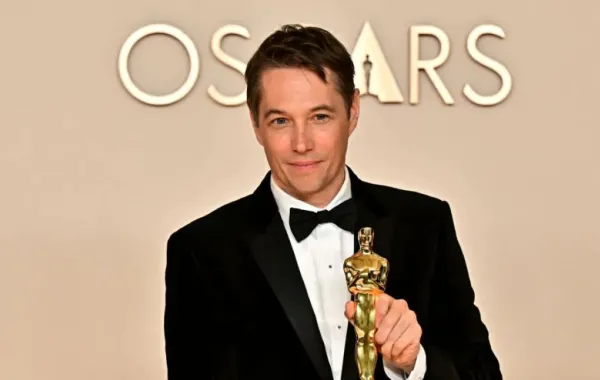 شون بيكر خلال حفل توزيع جوائز الأوسكار السنوي السابع والتسعين في مسرح دولبي في هوليوود، كاليفورنيا (Sean Baker during the 97th Annual Academy Awards at the Dolby Theatre in Hollywood, California). مصدر الصورة: Frederic J. Brown / AFP