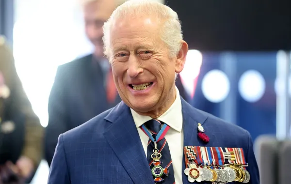 الملك تشارلز الثالث أثناء زيارته لمقهى Coffee D'Ash – مصدر الصورة Chris Jackson / POOL / AFP