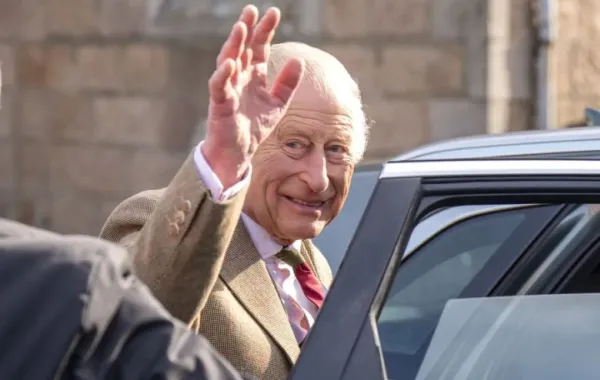 الملك تشارلز الثالث في بالاتير، أبردينشاير، شمال شرق اسكتلندا (King Charles III in Ballater, Aberdeenshire, northeast Scotland). مصدر الصورة: Jane Barlow / POOL / AFP