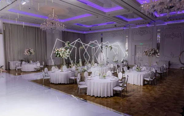 حفل زفاف منعقد في قاعة مغلقة