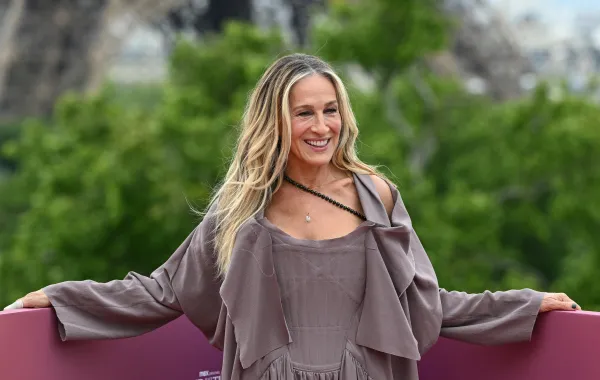 سارة جيسيكا باركر أمام برج إيفيل في باريس (Sarah Jessica Parker in front of the Eiffel Tower in Paris). مصدر الصورة: Hugo MATHY / AFP