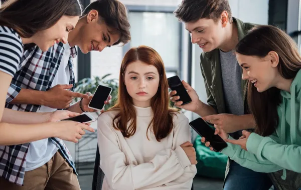 صورة لمشهد من التنمر بزميلة