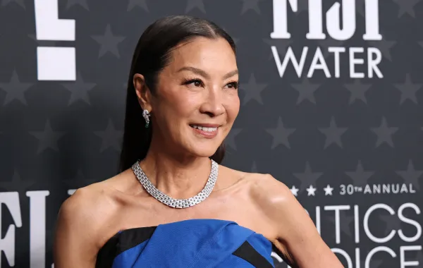 ميشيل يوه Michelle Yeoh في حفل توزيع جوائز اختيار النقاد الـ 30 لعام 2025. مصدر الصورة: Michael Tran / AFP