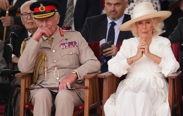 الملكة كاميلا ترتدي سوار فان كليف أند آربلز في إحدى المناسبات الرسمية