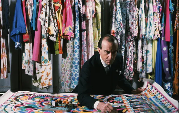 المصمم إميليو بوتشي Emilio Pucci يلوّن نمطاً تشكيلياً من تصميمه عام 1959- مصدر الصورة: David Lees/Corbis/VCG via Getty Images