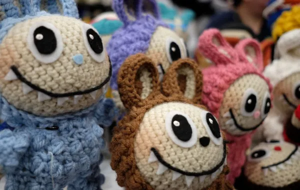 دُمى لابوبو في معرض لوس أنجلوس كوميك كون 2025 - Crocheted Labubu dolls are display during 2025 Los Angeles Comic- مصدر الصورة: (Photo by Paul Butterfield / GETTY IMAGES NORTH AMERICA / Getty Images via AFP)