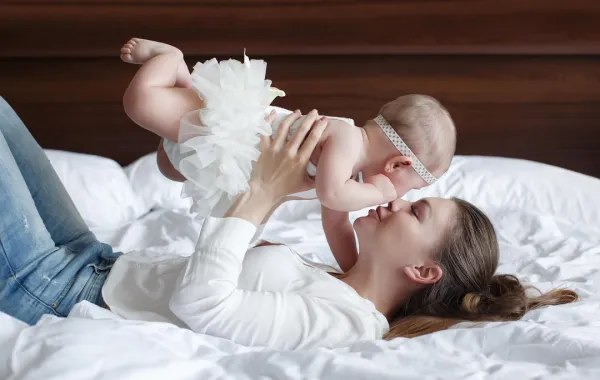 صورة مرحة لأم ومولودها