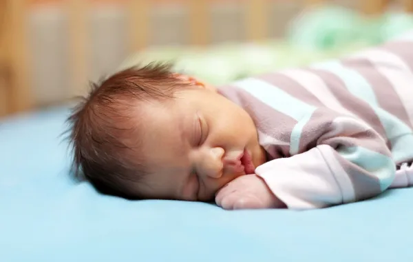 صورة لرضيع نائم نوماً عميقاً