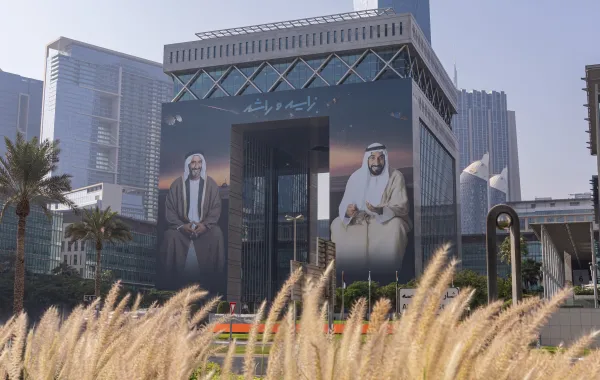  العمل الإبداعي الضخم على واجهة مبنى مركز دبي المالي العالمي. الصورة من مكتب دبي الإعلامي