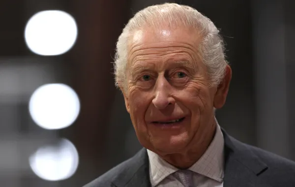 الملك تشارلز في افتتاح محطة مترو جنوب ويلز ( King Charles at the opening of the South Wales Underground station ). مصدر الصورة:Adrian Dennis / POOL / AFP