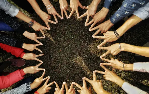 مجموعة من الأيادي المتعاونة المتحدة تبرز أهمية التسامح