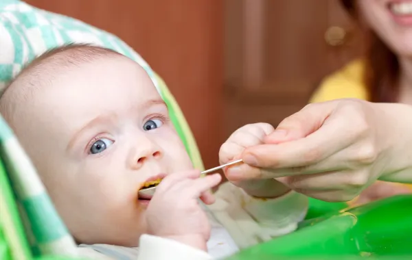 صورة لأم تطعم رضيعها