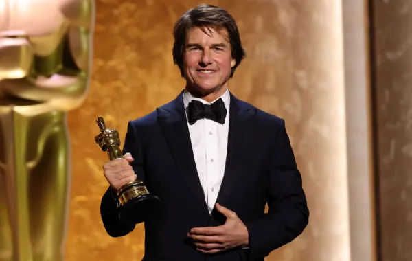 توم كروز Tom Cruise يحصل على أول جائزة أوسكار في حفل توزيع جوائز المحافظين 2025. مصدر الصورة: Michael Tran / AFP