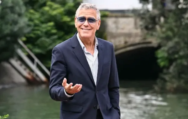 جورج كلوني في ليدو فينيسيا (George Clooney at Venice Lido). مصدر الصورة: Stefano RELLANDINI / AFP