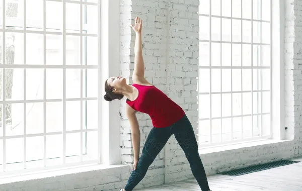 سيدة تهيئ جسمها  قبل التمارين Image by shurkin_son on Freepik