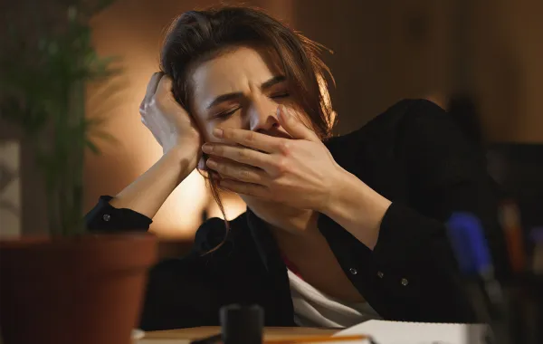 لماذا أشعر بالنعاس بعد الأكل؟ Image by drobotdean on Freepik