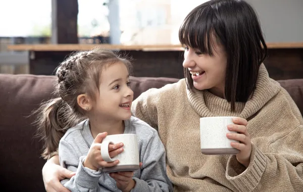 صورة لأم وابنتها وكوبين من الشاي