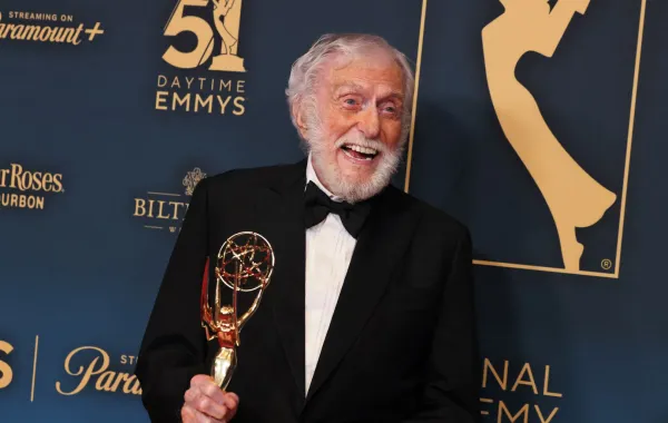 ديك فان دايك Dick Van Dyke في حفل توزيع جوائز إيمي برايمتايم. مصدر الصورة:  Rodin Eckenroth / GETTY IMAGES NORTH AMERICA / Getty Images via AFP