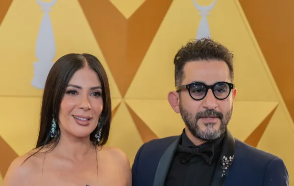 أحمد حلمي ومنى زكي خلال حفل joy awards 2025- الصورة من المكتب الاعلامي لمجموعة mbc
