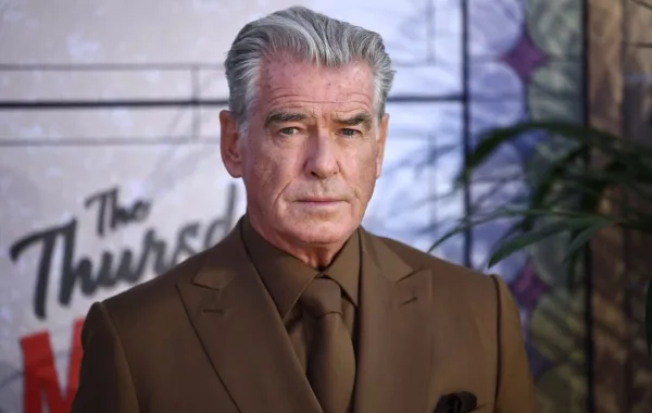 بيرس بروسنان في حدائق ليستر سكوير، وسط لندن (Pierce Brosnan in Leicester Square Gardens, central London). مصدر الصورة: HENRY NICHOLLS / AFP