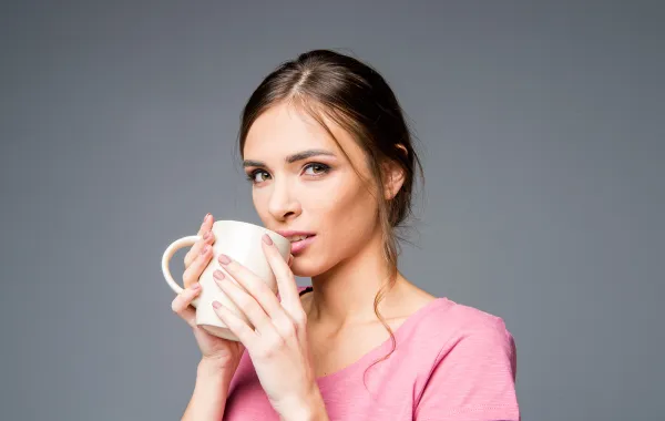 امرأة تشرب شاي الأعشاب لتنظيف الجسم 