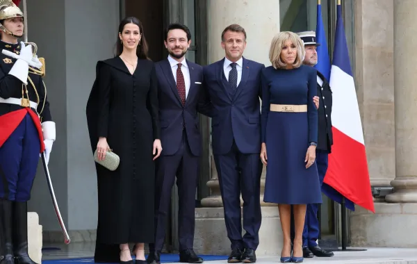 ولي عهد الأردن الأمير الحسين بن عبدالله الثاني وزوجته الأميرة رجوة الحسين مع الرئيس الفرنسي إيمانويل ماكرون وزوجته السيدة الأولى بريجيت ماكرون(مصدر الصورة  Ludovic MARIN / AFP)