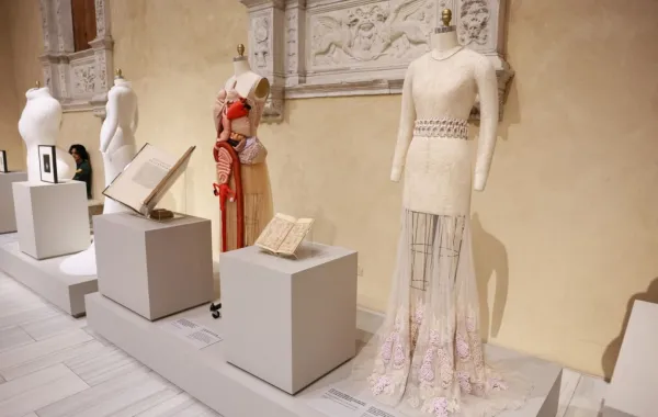 عرض صحفي لمعرض معهد الأزياء لربيع 2026 في متحف متروبوليتان للفنون. مصدر الصورة: Theo Wargo/Getty Images/AFP