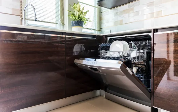 غسالة أطباق مدمجة بخزائن المطبخ