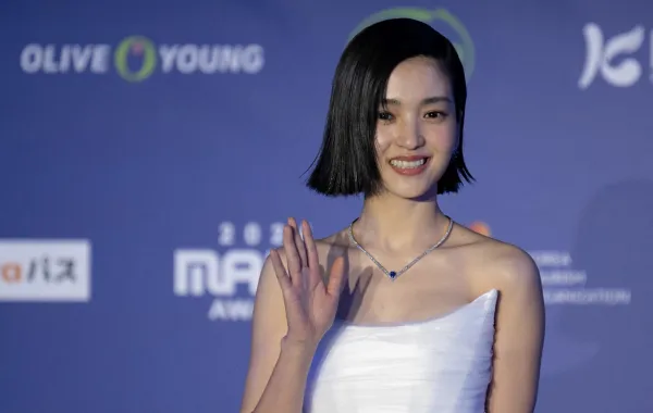 كيم تاي ري بطلة مسلسل Twenty-Five Twenty-One في مدينة أوساكا (Kim Tae-ri, the star of the drama Twenty-Five Twenty-One  in Osaka  ). مصدر الصورة: Philip FONG / AFP