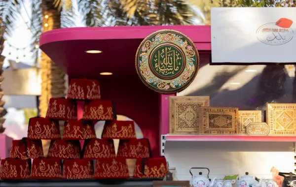 تحتوي الفعالية على أركان تراثية تعكس ملامح الثقافة الشامية من الأزياء والفنون الشعبية