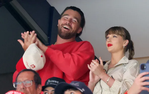 ترافيس كيلسي وتايلور سويفت في قاعة أميرانت بنك أرينا في صن رايز، فلوريدا (Travis Kelce and Taylor Swift at Amerant Bank Arena in Sunrise, Florida). مصدر الصورة: Bruce Bennett/Getty Images/AFP