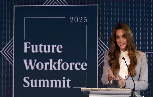 أميرة ويلز تُلقي خطابًا في قمة القوى العاملة المستقبلية في لندن ( The Princess of Wales delivers a speech at the Future Workforce Summit in London ). مصدر الصورة: ADRIAN DENNIS / POOL / AFP