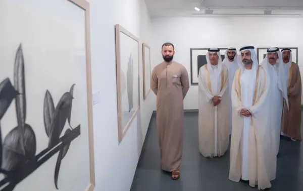  الشيخ الدكتور سالم بن عبد الرحمن القاسمي خلال جولته في معرض الشارقة للفنون الإسلامية. الصورة من مكتب الشارقة الإعلامي