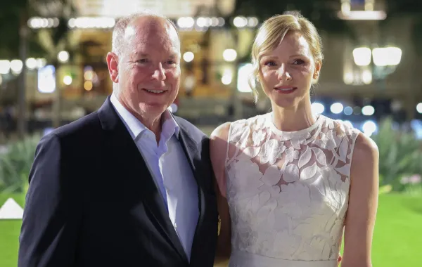 الأمير ألبرت والأميرة شارلين أميرة موناكو في بطولة كأس أميرة موناكو الخيرية للجولف (  Prince Albert and Princess Charlene of Monaco at the Princess of Monaco Charity Golf Trophy). مصدر الصورة: Valery HACHE / AFP)