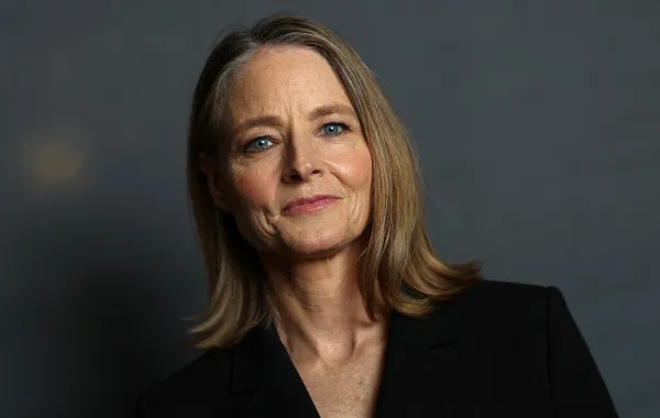 جودي فوستر في مسرح نقابة المخرجين الأمريكيين في لوس أنجلوس، كاليفورنيا (Jodie Foster at the DGA Theater in Los Angeles, California). مصدر الصورة:VALERIE MACON / AFP