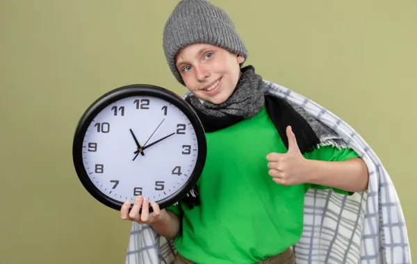 صورة لطفل يحمل ساعة