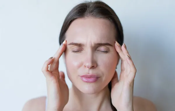 امرأة تعاني من الصداع- المصدر: pexels-oleksandr-pidvalnyi