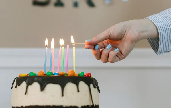 فتاة تضيء شموعاً بيوم ميلادها 