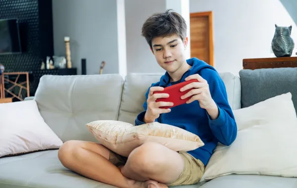صورة مراهق مع الألعاب الرقمية