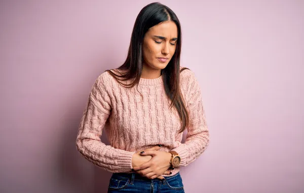 امرأة تعاني من النفخة