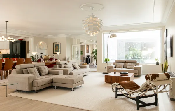 منزل مفتوحة أركانه على بعضها مع سجادة كبيرة 